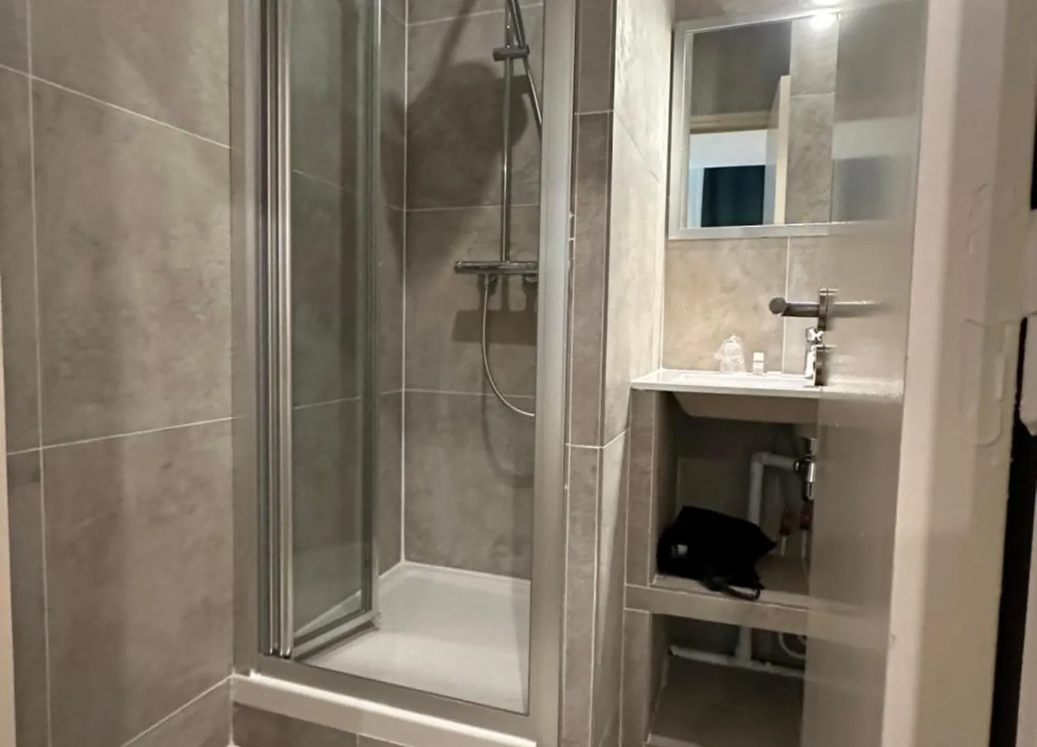 **  Hotel Azur Lyon France