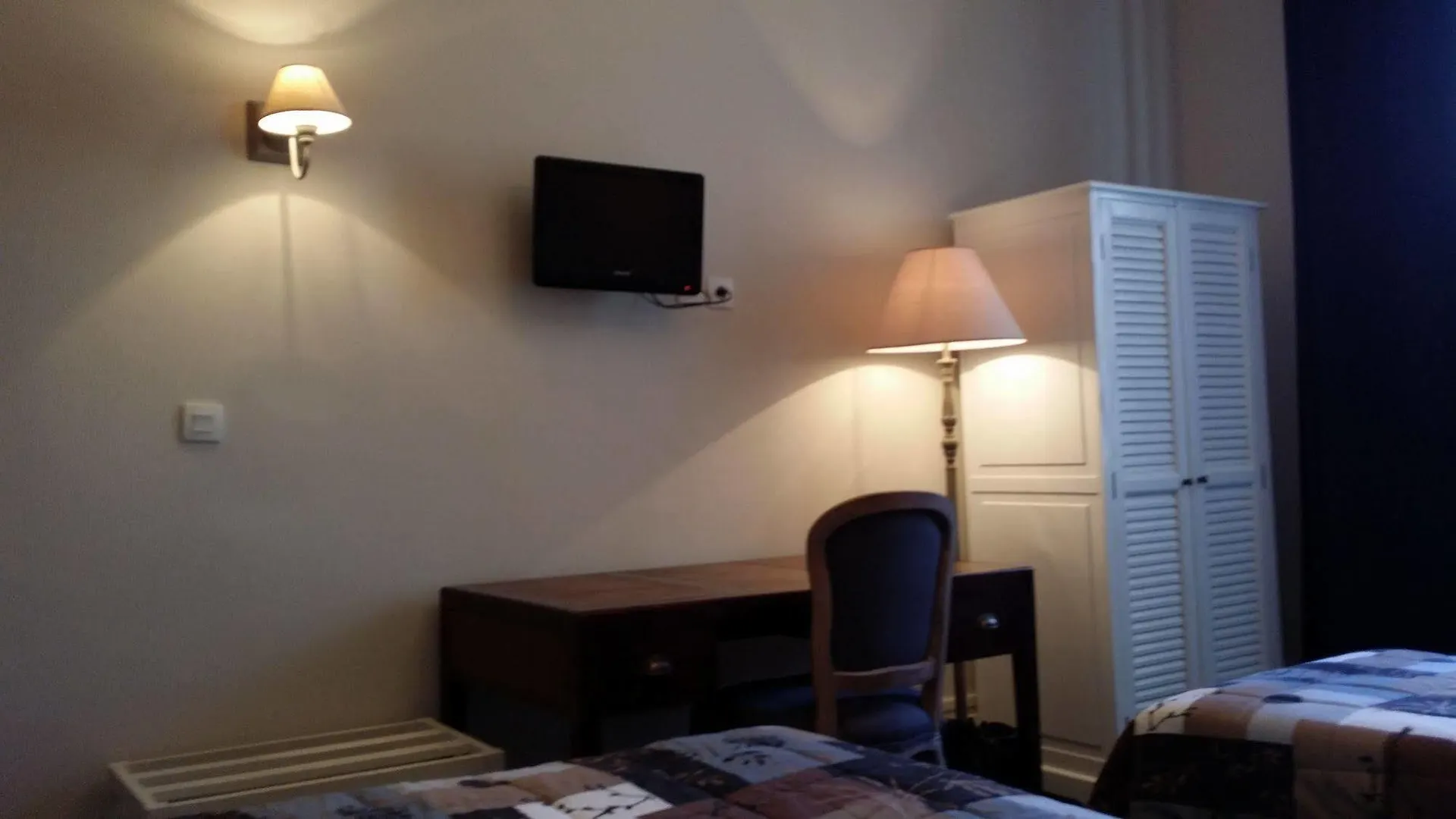 **  Hotel Azur Lyon France
